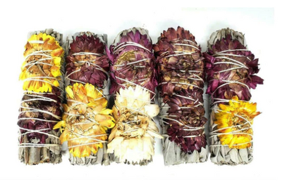 california white sage & paper flower smudge stick. Energy clearing, new beginnings, jump start your life and clear out negative energy White Sage and English Lavender smudge sticks are perfect for just that! Made with natural, organic lavender flowers, they'll help you create a more serene environment. Use for...  - Energy clearing - Creating a calm space - Help with sleeping - Stress reduction - Rituals & Healing